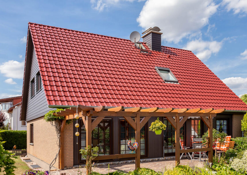 Saniertes Einfamilienhaus mit strahlend rotem Dach und toller Terrasse