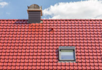 Saniertes Einfamilienhaus mit strahlend rotem Dach und Sanitärlüfter und Firstziegel F6v