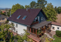 Einfamilienhaus mit Flachdachziegel J11v in maronenbraun