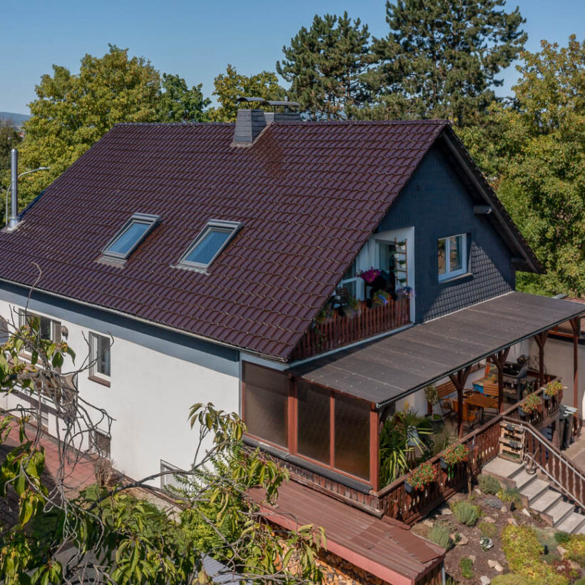 Einfamilienhaus mit Flachdachziegel J11v in maronenbraun