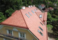 Biber im Rundschnitt in der Oberfläche romantik zaubert ein tolles Farbspiel auf das Krüppelwalmdach, hier mit Blick auf den Grat