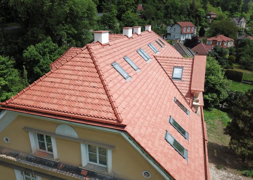 Biber im Rundschnitt in der Oberfläche romantik zaubert ein tolles Farbspiel auf das Krüppelwalmdach, hier mit Blick auf den Grat