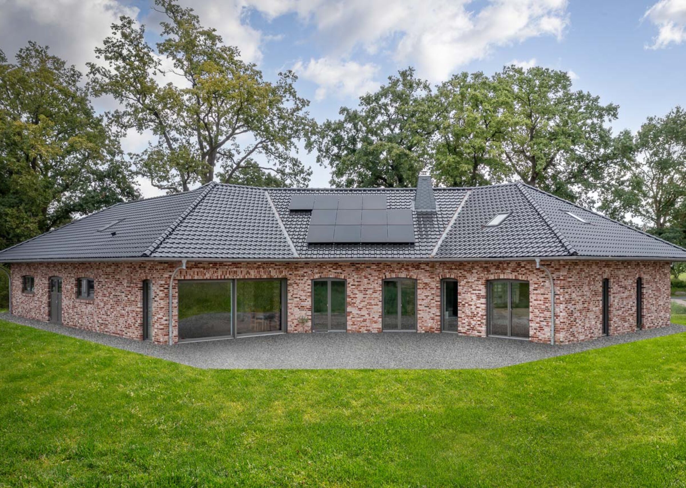 Stilvoller Klinkerbungalow mit J11v in vulkanschwarz
