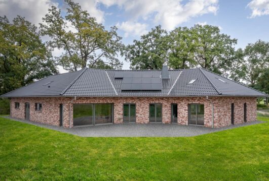 Bungalow mit tollem Klinker und Flachachziegel J11v in vulkanschwarz mit Einblick auf die Terrasse