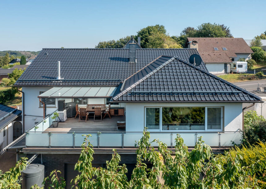 Die Terrasse ist mit Glaselementen geschützt. Das Dach funkelt und glitzert dank Allrounder J11v in spacegrau