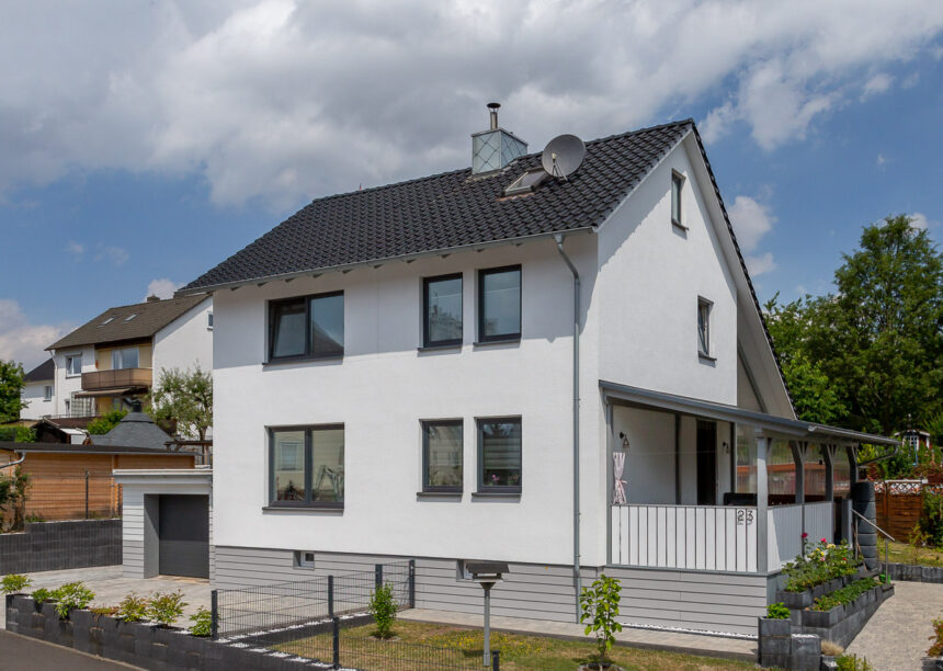 Saniertes Einfamilienhaus mit Satteldach und J11v Dach in spacegrau