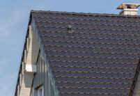 Dachdetails von Satteldach mit J11v Dach in spacegrau und Sanitärlüfter