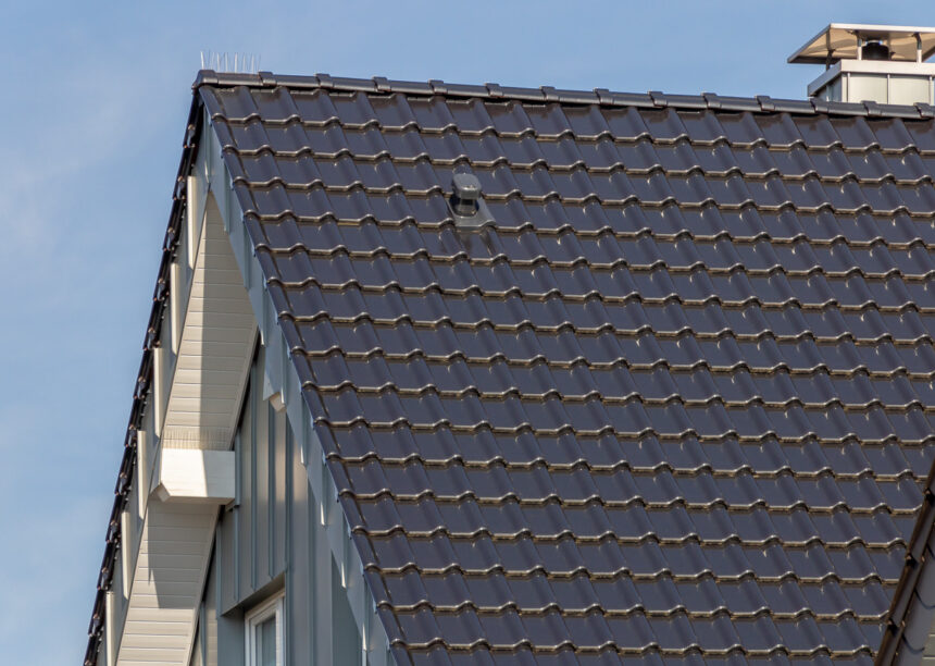 Dachdetails von Satteldach mit J11v Dach in spacegrau und Sanitärlüfter