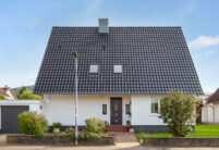 Einfamilienhaus mit spacegrauem J11v Dach mit Fokus auf den Eingangsbereich