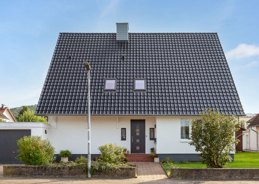 Einfamilienhaus mit spacegrauem J11v Dach mit Fokus auf den Eingangsbereich