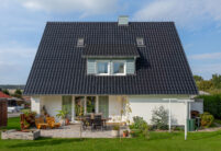 Einfamilienhaus mit spacegrauem J11v Dach
