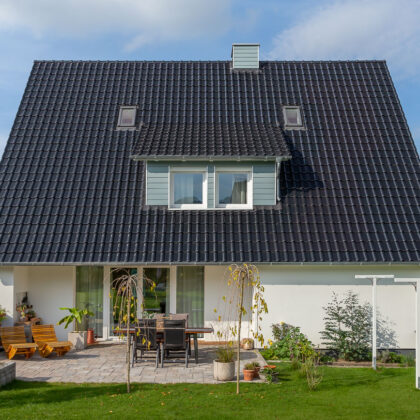 Einfamilienhaus mit spacegrauem J11v Dach