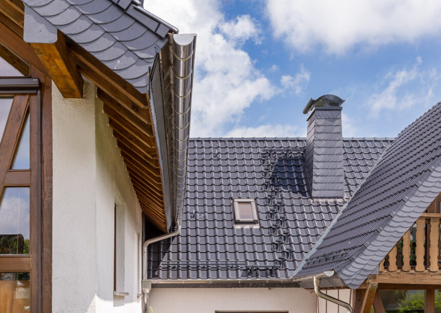 Einfamilienhaus mit Holz und Flachdachziegel J11v in spacegrau aus dem nichtkeramischen Zubehör Kurztritt, Langrost und Doppelrohrhalterung