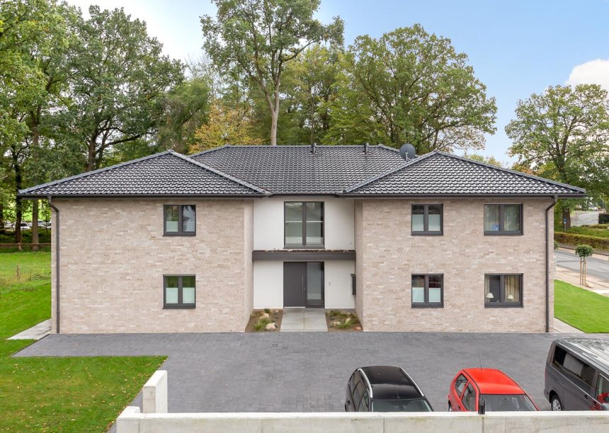 Eingangsbereich von Mehrfamilienhaus mit J11v in spacegrau