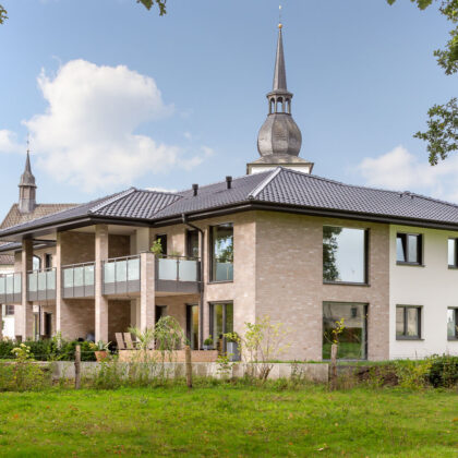 Mehrfamilienhaus mit J11v in trendigem spacegrau und kontrastreicher Klinkerfassade in Naturtönen.