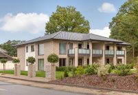 Mehrfamilienhaus mit J11v in trendigem spacegrau und kontrastreicher Klinkerfassade in Naturtönen mit tollem Garten