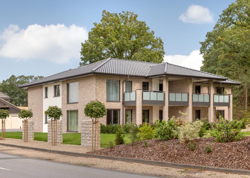 Mehrfamilienhaus mit J11v in trendigem spacegrau und kontrastreicher Klinkerfassade in Naturtönen mit tollem Garten