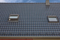 Klassisches Einfamilienhaus mit außergewöhnlich schönem J11v Dach in spacegrau mit Details vom Dachziegel und Deckbild