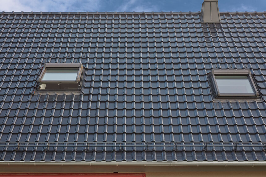 Klassisches Einfamilienhaus mit außergewöhnlich schönem J11v Dach in spacegrau mit Details vom Dachziegel und Deckbild