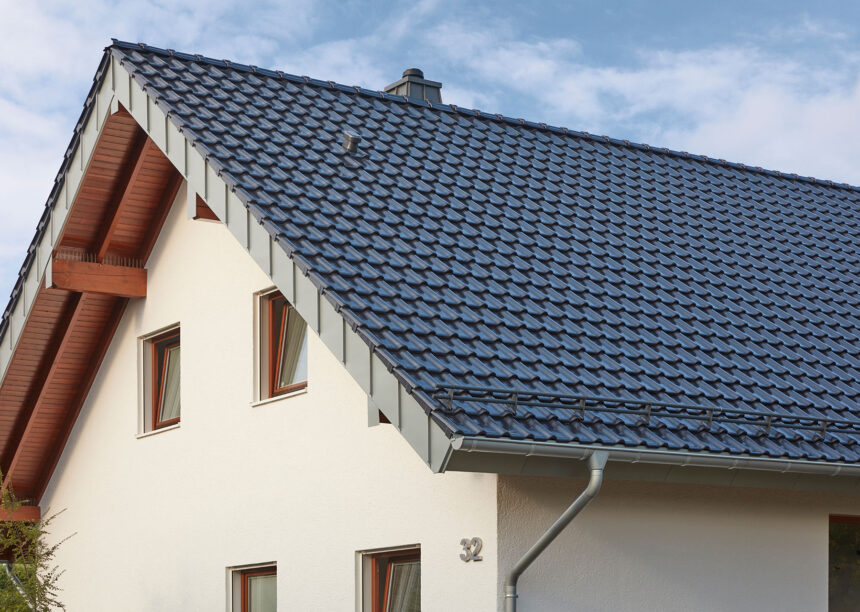 Klassisches Einfamilienhaus mit außergewöhnlich schönem J11v Dach in spacegrau mit Blick auf den Giebel samt Ortgänge