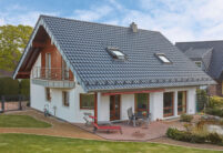 Klassisches Einfamilienhaus mit außergewöhnlich schönem J11v Dach in spacegrau mit Blick auf den Balkon