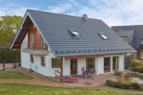 Klassisches Einfamilienhaus mit außergewöhnlich schönem J11v Dach in spacegrau mit Blick auf den Balkon