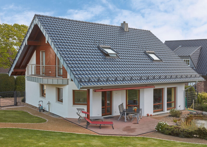 Klassisches Einfamilienhaus mit außergewöhnlich schönem J11v Dach in spacegrau mit Blick auf den Balkon