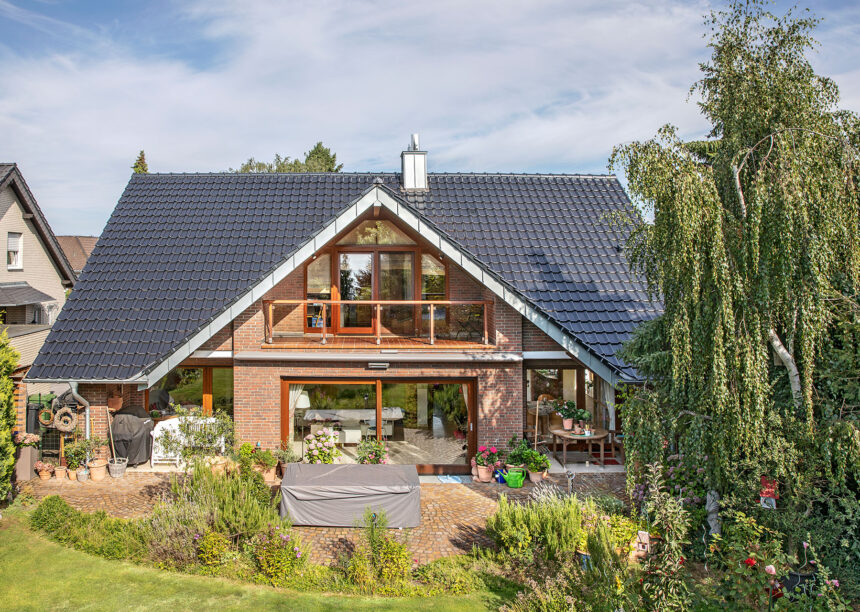 Klinkerfassadeund schönes J11v Dach in spacegrau auf Einfamilienhaus