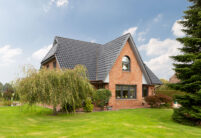 Schönes Friesenhaus mit aufregender Klinkerfassade von der Gartenansicht aus fotografiert