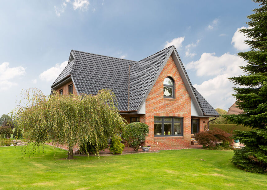 Schönes Friesenhaus mit aufregender Klinkerfassade von der Gartenansicht aus fotografiert