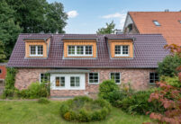 Glasur bordeauxrot matt auf Klinkerhaus in der Gesamtansicht.