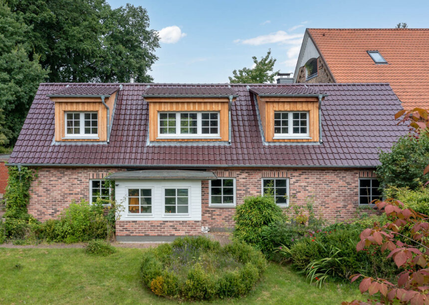 Glasur bordeauxrot matt auf Klinkerhaus in der Gesamtansicht.