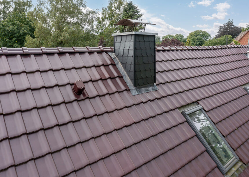 Glasur bordeauxrot matt auf Klinkerhaus. Auf dem Bild der First F6v und der Sanitärlüfter.