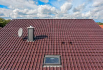 Dachdetails von Satteldach mit J11v in bordeauxrot matt samt Zubehör Sanitärlüfter