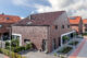 Einfamilienhaus mit Klinker, Flachdachziegel J11v in bordeauxrot matt auf dem Dach