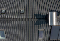Aus der Vogelperspektive fotografiert: Steildach mit J11v in lavagrau matt mit keramischen Zubehör Firstziegel F6v