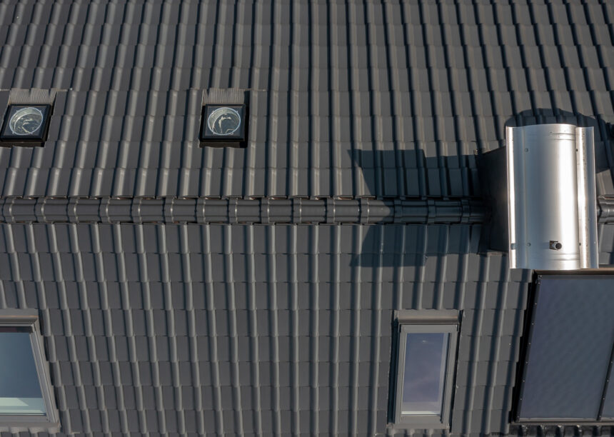 Aus der Vogelperspektive fotografiert: Steildach mit J11v in lavagrau matt mit keramischen Zubehör Firstziegel F6v