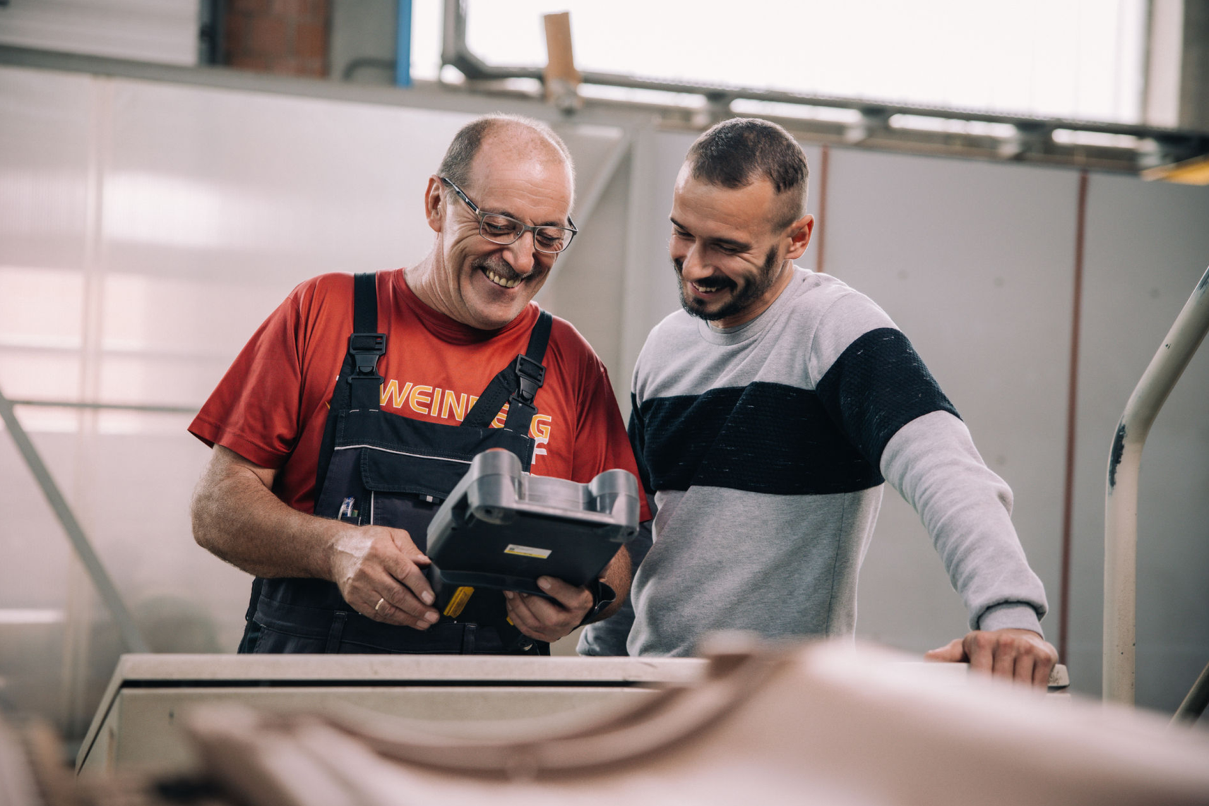 Betriebselektriker bei der Arbeit