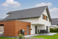 Traumhaftes Haus mit J11v in lavagrau matt und schönen Holzelementen an der Fassade