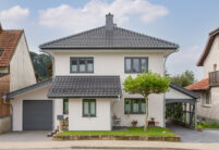 Tolles Haus mit J11v in lavagrau matt mit Zeltdach und Vordächer als Stilelement mit Vorgarten