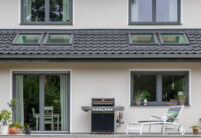 Tolles Haus mit J11v in lavagrau matt mit Zeltdach und Vordächer als Stilelement mit Terrasseneinblick