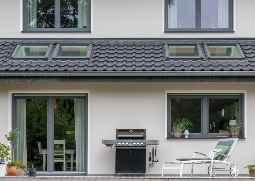 Tolles Haus mit J11v in lavagrau matt mit Zeltdach und Vordächer als Stilelement mit Terrasseneinblick