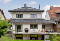 Tolles Haus mit J11v in lavagrau matt mit Zeltdach und Vordächer als Stilelement