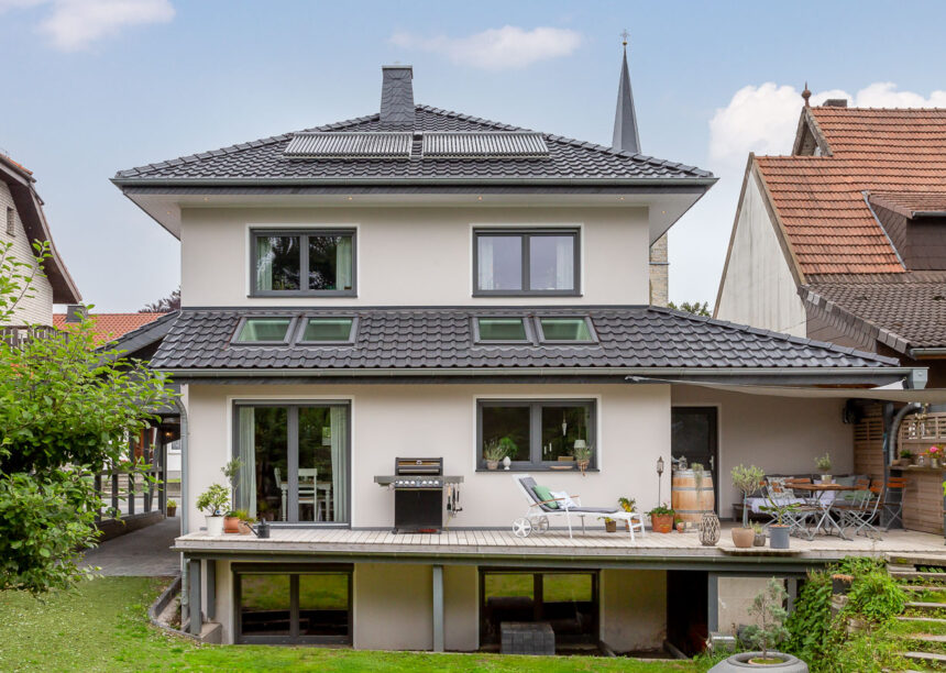 Tolles Haus mit J11v in lavagrau matt mit Zeltdach und Vordächer als Stilelement