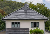 Tolles Haus mit J11v in lavagrau matt mit Zeltdach und Vordächer als Stilelement frontal fotografiert