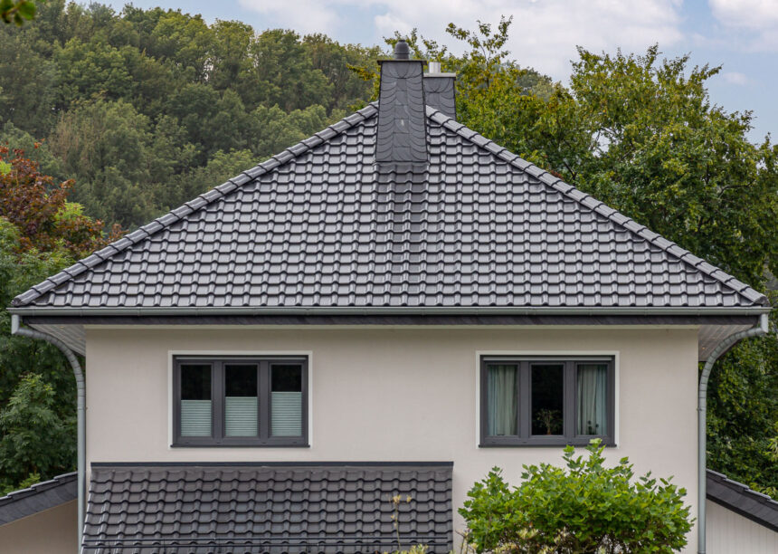 Tolles Haus mit J11v in lavagrau matt mit Zeltdach und Vordächer als Stilelement frontal fotografiert