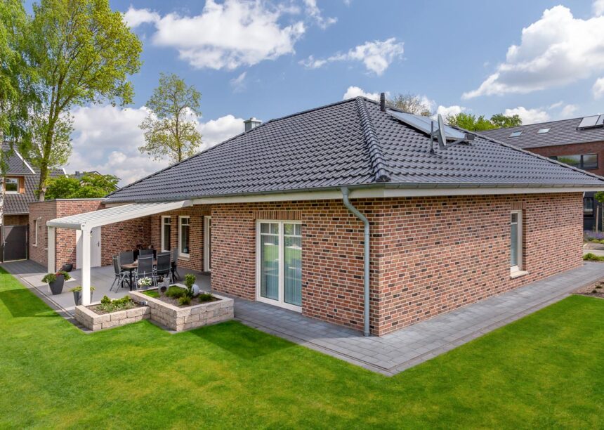 Bungalow mit Klinkerfassade und J11v in lavagrau matt fotografiert aus der schrägen Gesamtansicht samt Vorgarten