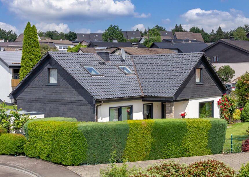 Gesamtansicht von saniertem Einfamilienhaus mit Satteldach und Gaube, gedeckt mit Dachziegel J11v