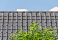 Saniertes Klinkerhaus mit J11v Flachdachziegel auf Satteldach mit Fokus auf das Deckbild und die Firstreihe