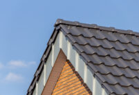 Saniertes Klinkerhaus mit J11v Flachdachziegel auf Satteldach mit Fokus auf den Giebel und Ortgänge